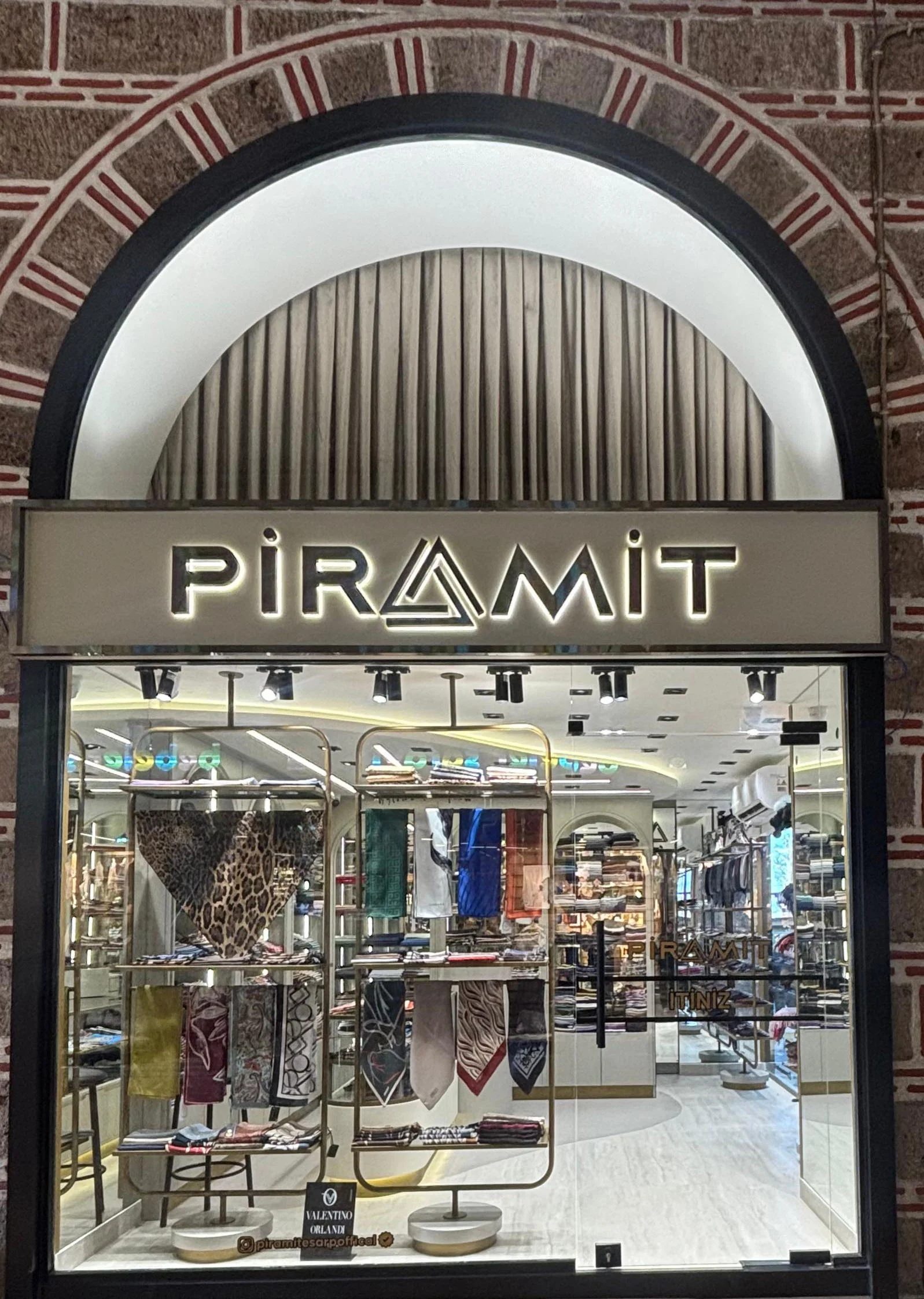 Piramit Bakırcılar Çarşısı